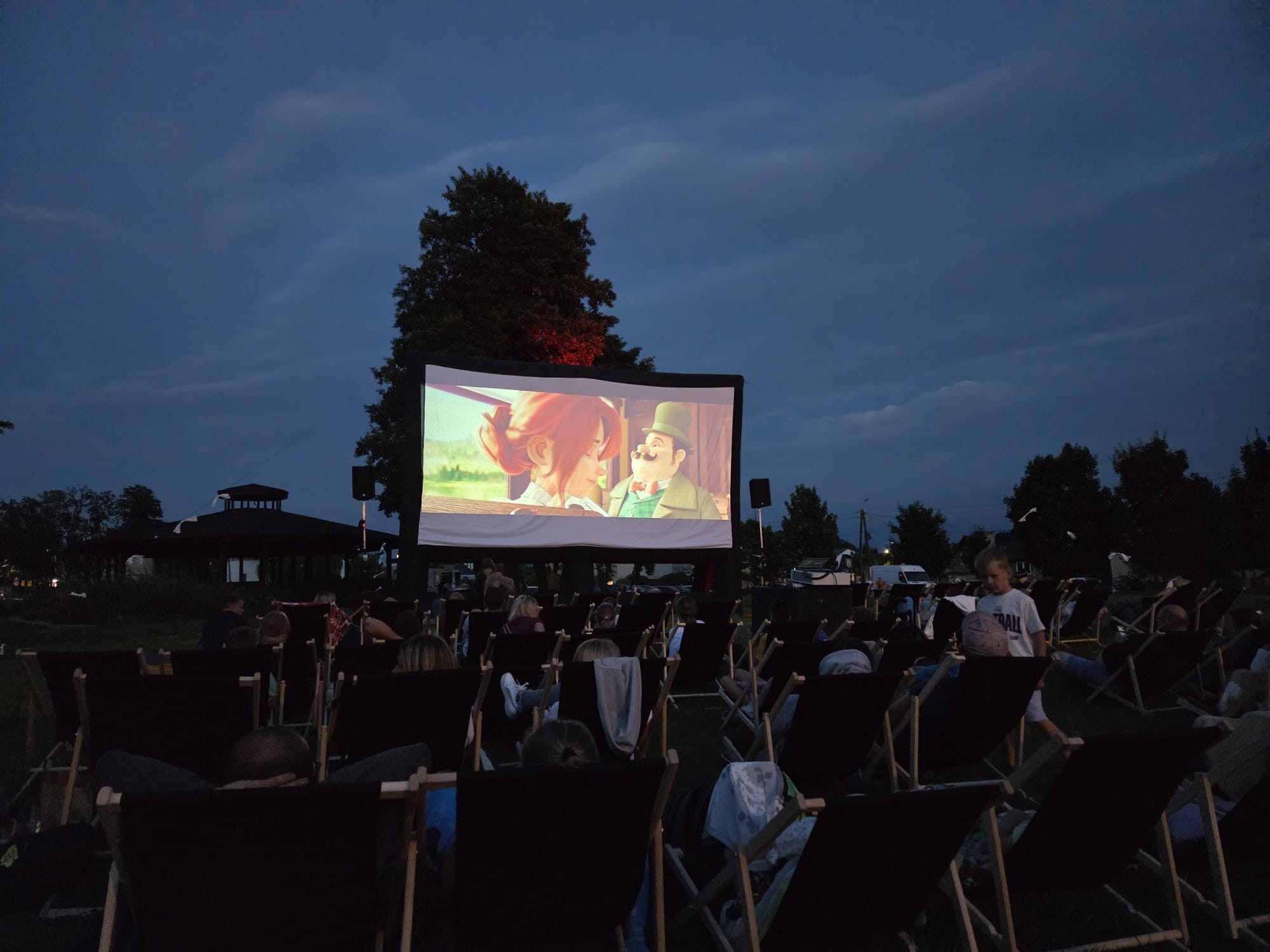 Ekran kina plenerowego podczas wydarzenia