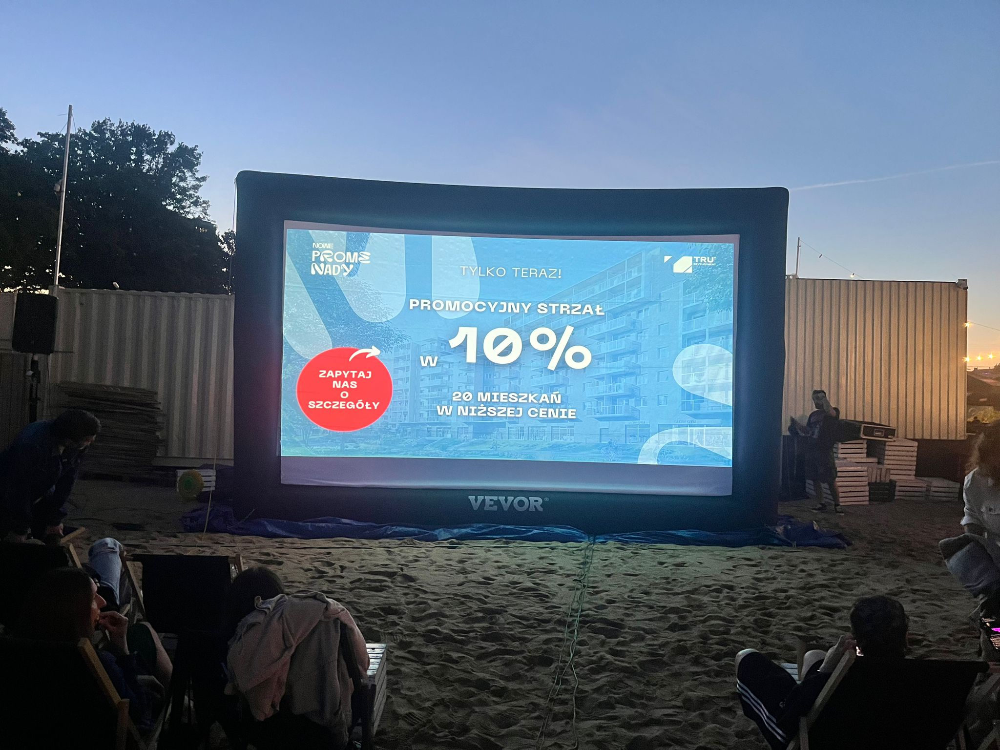 Ekran kina plenerowego podczas wydarzenia